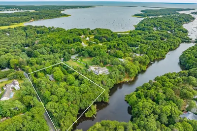 204 Waquoit Hwy 1