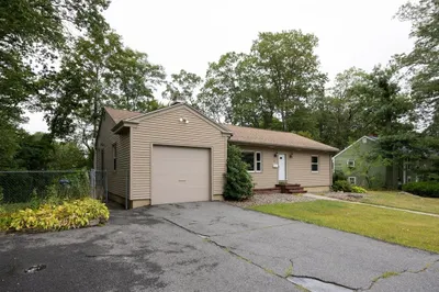 9 Cyr Dr