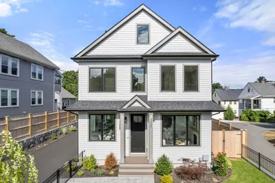 300-302 Waverley Ave #302 1