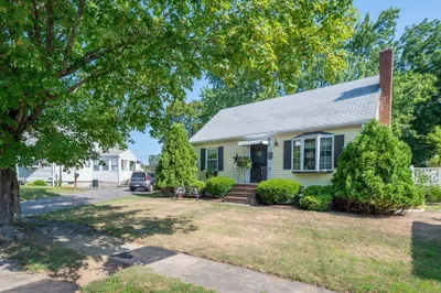 32 Lexington Drive