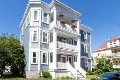 204 Centre St #3