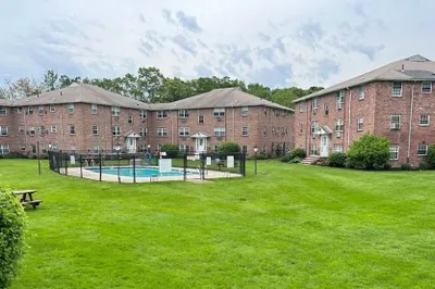 12 Colonial Village Dr #4