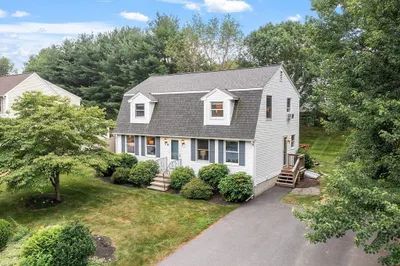 7 Robbins Rd