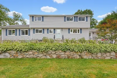 32 Falcon St 1