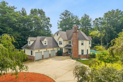 105 Lounsbury Dr 1
