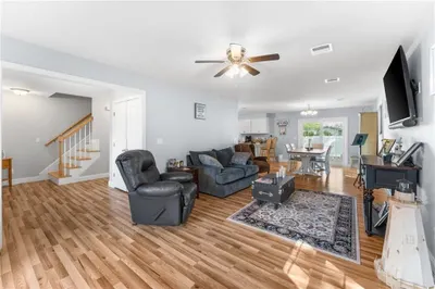113 Van Zandt Ave 1