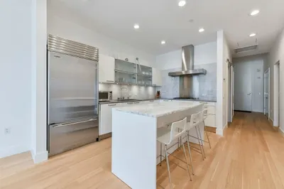 360 Newbury St #610