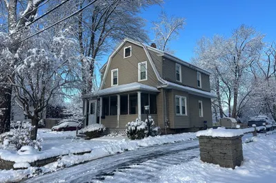 32 Lealand Ave