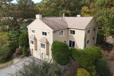 1 Manor House Ln #1