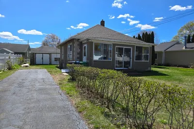 23 Newbridge Ave
