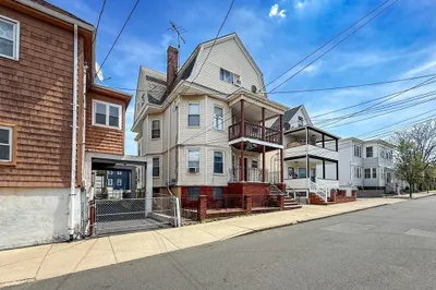 10 Walden St