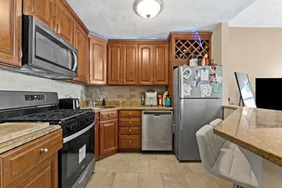 183 W 8th St #1