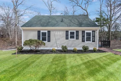 8 Shallow Pond Ln
