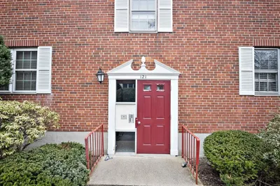 121 Lake Shore Rd #4