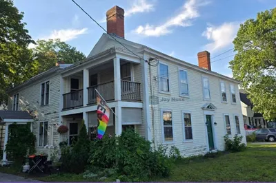 338 Adams St