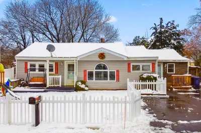 32 Hamblett Ave