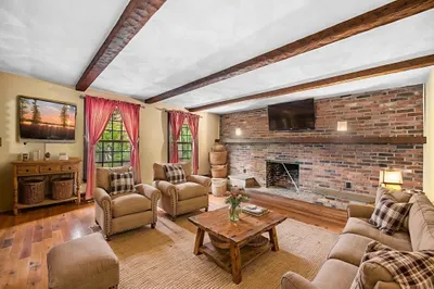 60 Pond St 1