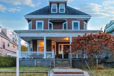 40 Howland St 1
