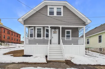 10 Livesey Pkwy 1