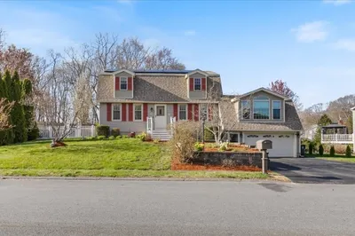 3 Buckingham Ln