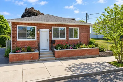 381 Mountain Ave