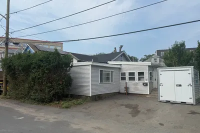 33 Avalon St 1
