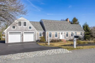 7 Colonial Dr 1