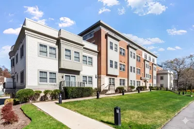321 Hammond Pond Pkwy #103 1