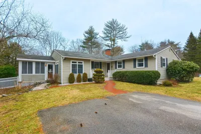 32 Riverside Dr