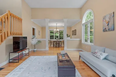 7 Nipmuck Dr