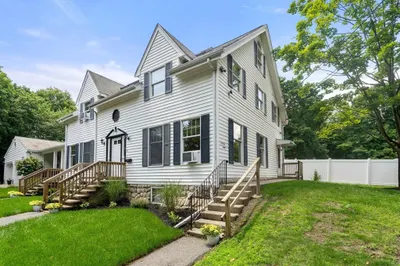 11-r Lynn St