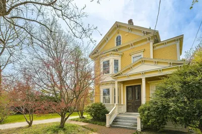 38 Lakeview Ave #38