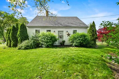 581 Middle Rd 1