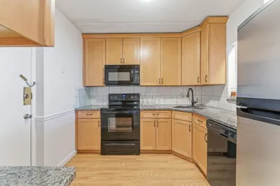 1011 Main St #5 1