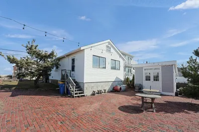 877 Shirley St