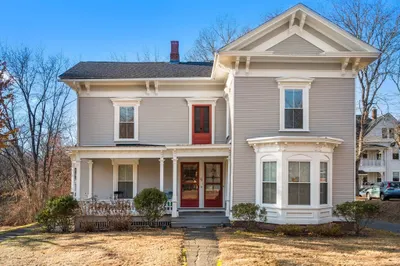 61 College St #2 1