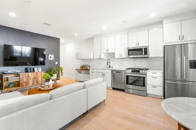 148 W 9th St #4