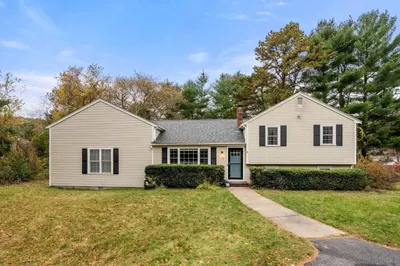 7 Sugarbush Ln