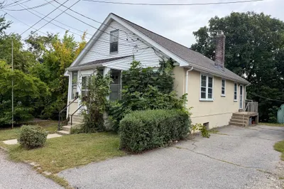 25 Lyons Ct 1