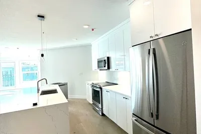 654 E Broadway #402