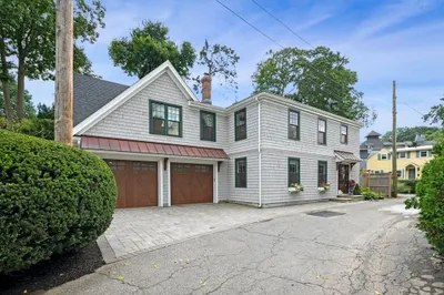 8 Littles Point Ln