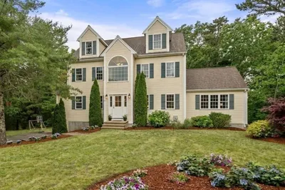22 Edgewater Dr 1