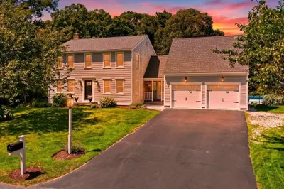 10 Old Colony Way 1