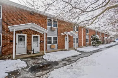 27 Manor Ct #27