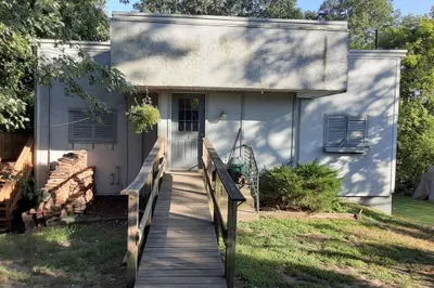 3 Riverbank Rd