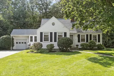 22 Lincoln Circle West 1