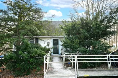 52 Bacon St