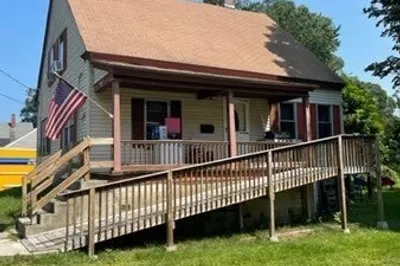 10 W Elm St 1