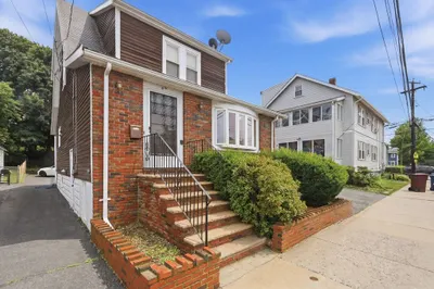 80 Clarence St