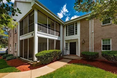 16 JEssica DrivE #E 1